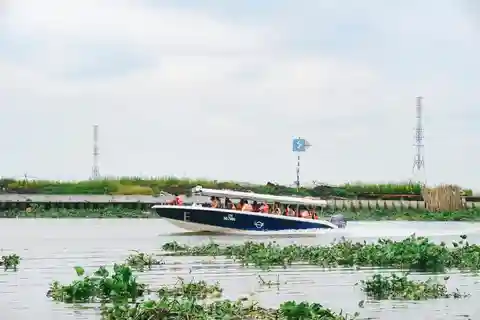 HCM City: Cu Chi Tunnels Speedboat Tour with Fruits & Snacks