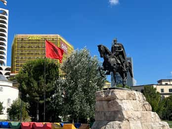 Tirana: Tour guidato a piedi con una guida