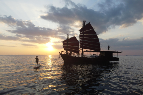 KRABI : Croisière privée avec plongée en apnée au coucher du soleil sur un bateau jonque (cocktail)