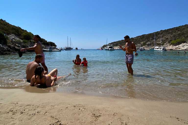 Vanaf Vis: eilandhoppen met strand- en grottenstopsEilandhoppen vanaf Vis met tussenstops in grotten