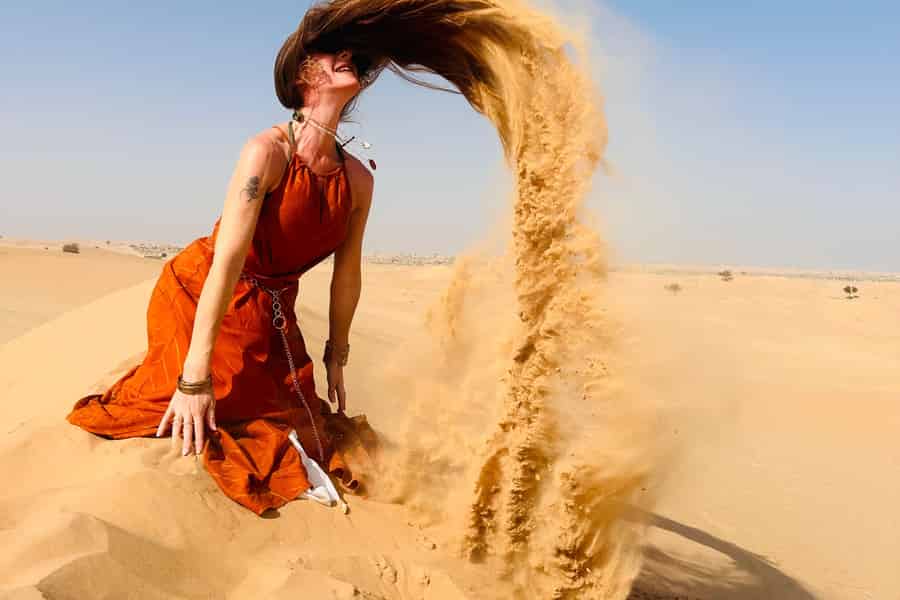 Abu Dhabi: Abendliche Wüstentour mit BBQ-Abendessen & Live-Shows. Foto: GetYourGuide