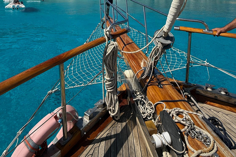 Lampedusa: Elegante tour in barca di un giorno con pranzo a bordoTour condiviso
