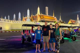 Bangkok Tuk-Tuk bei Nacht mit Chinatown Street Food Mahlzeit