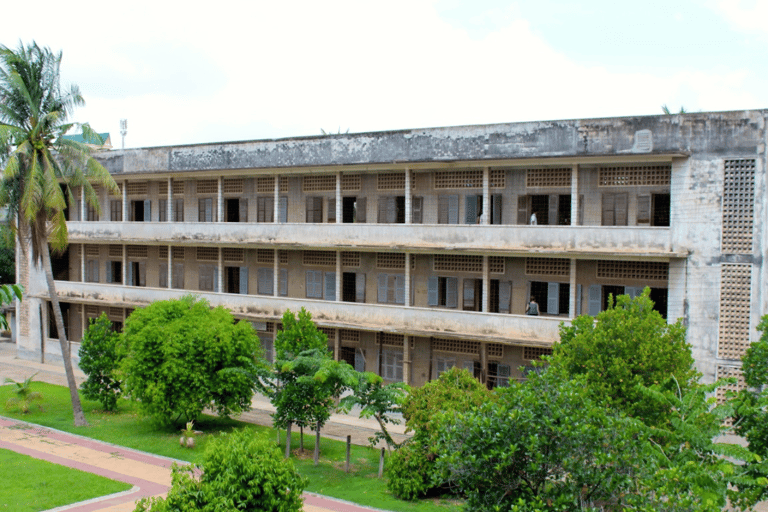 Phnom Penh: Tuol Sleng Genocide Museum & Killing Fields Tour