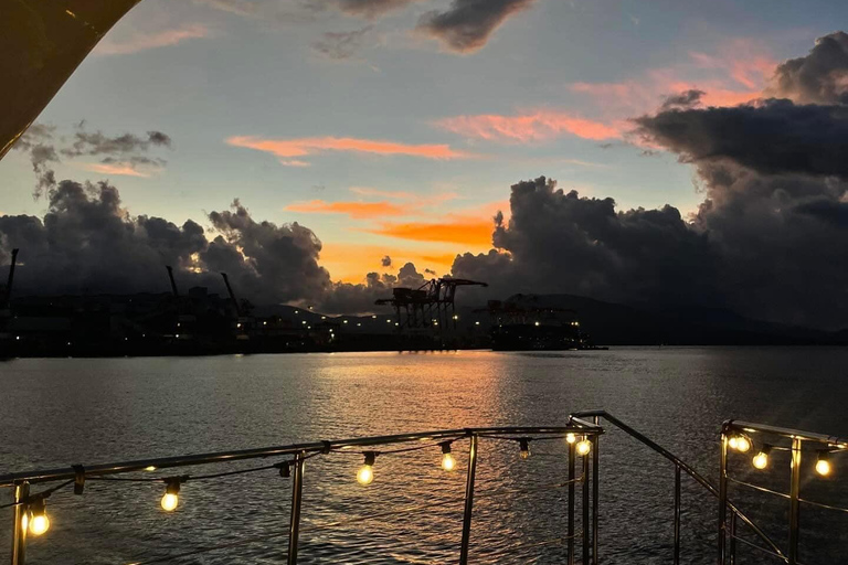 Subic: Crucero en yate con cena al atardecer desde Manila y Clark