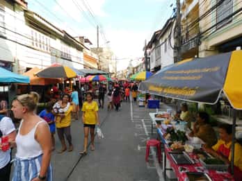 Takuapa Old Town: Temple & Sunday Market
