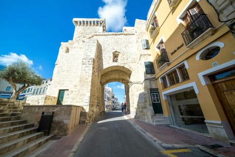 Boottocht in de haven van Mahon met markt en jeneverstokerijBoottocht in de haven van Mahon met Mahon-markt en gin-distilleerderij