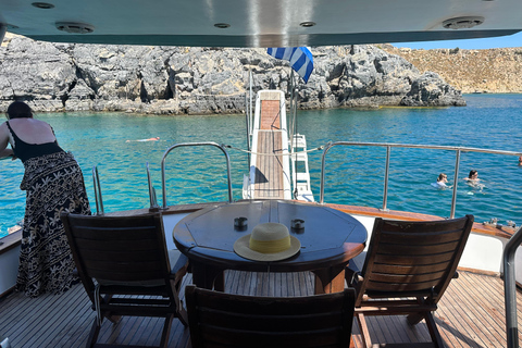 Kolympia : croisière d&#039;une journée en yacht avec transfert, repas et boissons