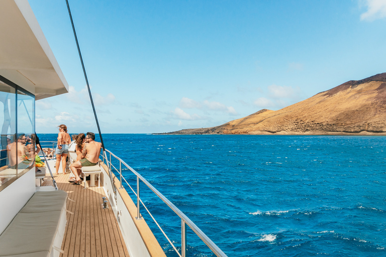 La Graciosa: Inselrundfahrt mit Mittagessen und WasseraktivitätenLa Graciosa: Exklusive Katamaran-Fahrt mit Mittagessen