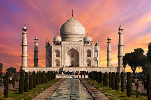 Visita nocturna al Taj Mahal en Agra desde Bombay con vuelo de ida y vueltaNoche en Agra con alojamiento en hotel de 4 estrellas.