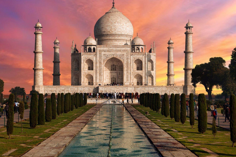 Visita nocturna al Taj Mahal en Agra desde Bombay con vuelo de ida y vueltaNoche en Agra con alojamiento en hotel de 4 estrellas.