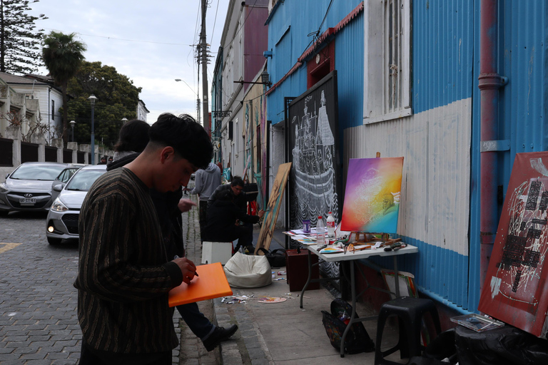 Paint a piece of urban art in Valparaíso Paint graffiti in the capital of urban art.