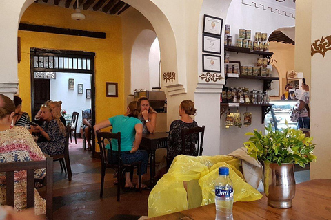 BAO-spel och swahili-kaffeprovning på ZanzibarBAO: Spel- och swahilikaffesmakning på Zanzibar.