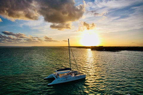 Żeglowanie o zachodzie słońca na Isla Mujeres z transferem do Cancún"Żeglowanie o zachodzie słońca do Isla Mujeres z transferem do Cancún"