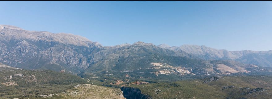 Himara : sortie en bateau en petit groupe vers des plages et grottes cachées