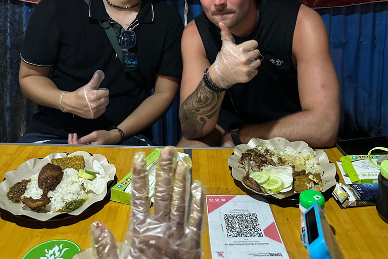 Jakarta: avondwandeltour met snacks en dinerJakarta: nachtelijke wandeltour met snacks en diner