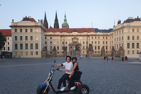 Praga: Passeio turístico guiado em um triciclo elétrico2,5 horas: 2 pessoas em 1 triciclo