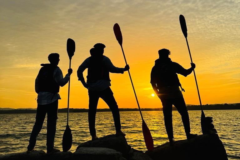 Sigiriya to Trincomalee: Kayaking & Floating Restaurant Tour