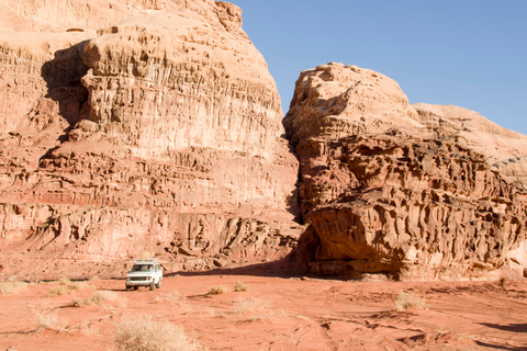 Aqaba: Traslado en coche privado con safari en jeep por Wadi Rum