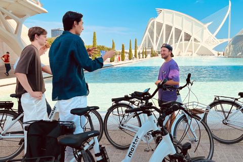 Valencia: Historic Center and City of Arts Guided Bike Tour Small Group in French
