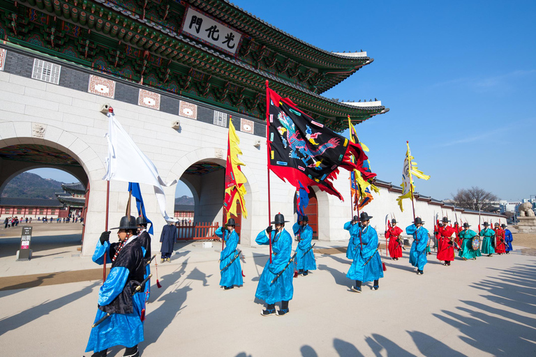 Seoul: Gyeongbok Palace, Bukchon Village, and Gwangjang Tour