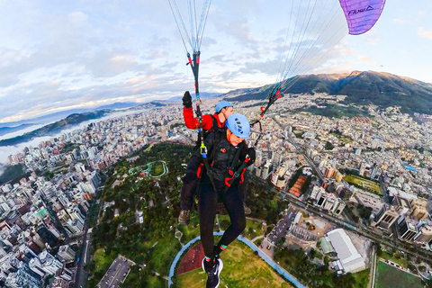 Quito: Paragliding Flight from the Teleférico with 360 Video