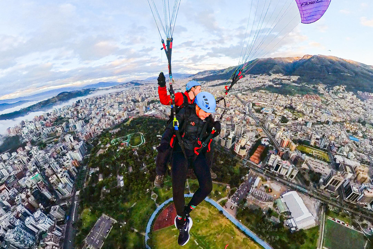 Quito: Paragliding Flight from the Teleférico with 360 Video