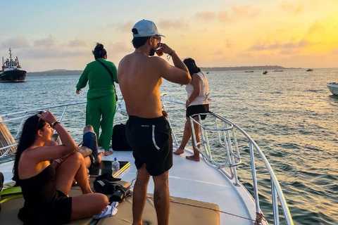 Cartagena: VIP Sunset Yacht Experience in the Bay