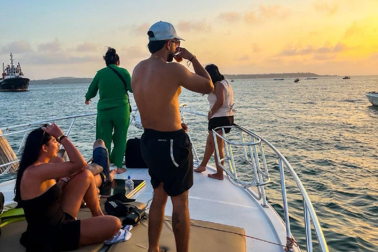 Cartagena: VIP Sunset Yacht Experience in the Bay