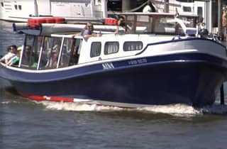 Hamburg: Private Hafenrundfahrt mit Getränken & Sandwich