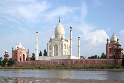 2 jours de visite du Taj Mahal et de Delhi avec petit déjeunerCircuit avec hôtel 3 étoiles, voiture climatisée et guide touristique local uniquement.
