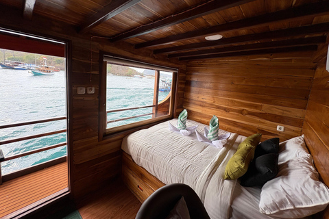 Labuan Bajo: 3-Day Komodo Sailing Luxury Boat with All Fees Deluxe Boat - Private Standar Room (2pax/room)