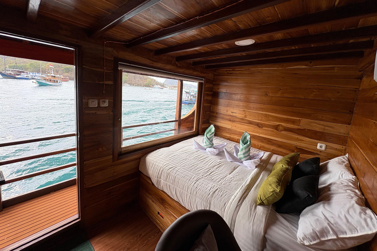 Labuan Bajo: 3-Day Komodo Sailing Luxury Boat with All Fees Deluxe Boat - Private Standar Room (2pax/room)