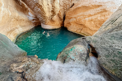 Esplora Wadi Shab: escursione e nuoto in paradiso