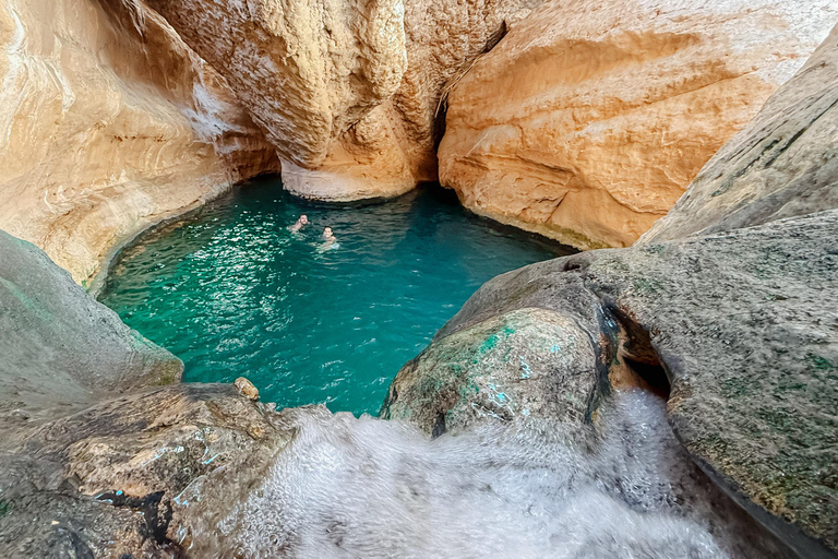 Esplora Wadi Shab: escursione e nuoto in paradiso