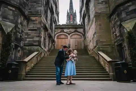 有名なエディンバラ城を眺めながらのプライベート写真撮影