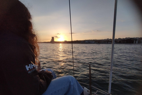 Ekskluzywny rejs o zachodzie słońca z lokalnym winem i portugalskimi przekąskamiPrywatna wycieczka dla grupy 2/3 godziny rejsem o zachodzie słońca z przekąskami i drinkiem po