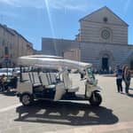 Assisi: Tour serale in Tuk Tuk d'epoca: Autista italiano