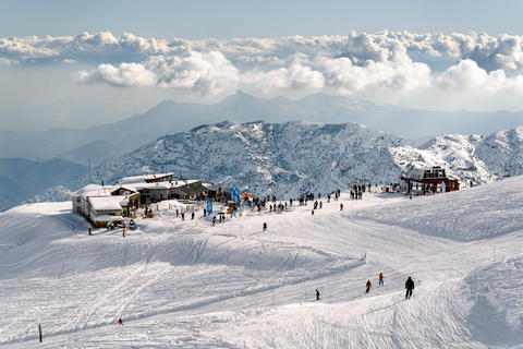 Ski à El Colorado : billet, cours, transport, option vêtementsLieu de rendez-vous : Plaza de Armas + équipement pour la neige