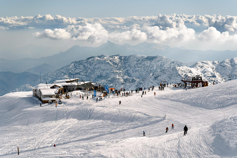 Ski à El Colorado : billet, cours, transport, option vêtementsLieu de rendez-vous : Plaza de Armas + équipement pour la neige