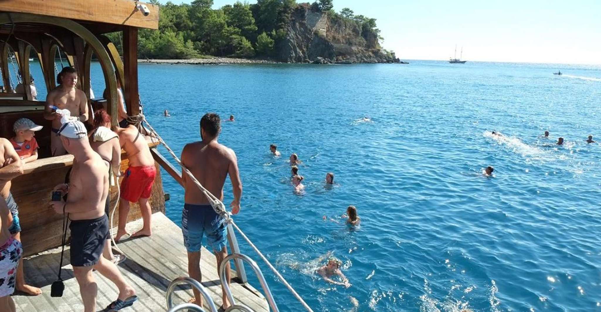 Viagem de barco de Alanya Catamaran com banhos de sol, natação - Hizvo