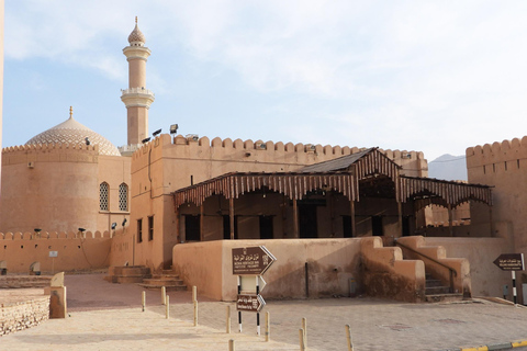 gita di un giorno intero al souq Birkat Almouz e Nizwa, al forte e Falaj Daris.(GIORNALIERO) gita di un giorno intero al souq di Nizwa e Castel, Falaj Daris