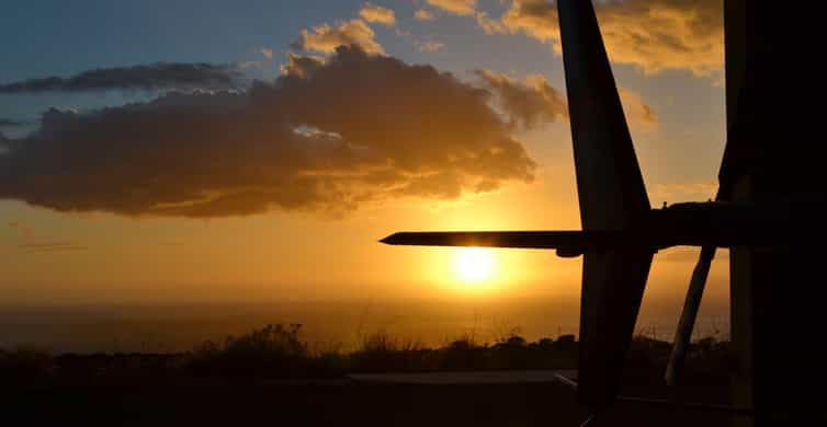Hubschrauberflug beim Sonnenuntergang