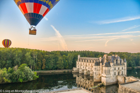 Lot balonem na ogrzane powietrze nad zamkiem ChenonceauLot balonem na ogrzane powietrze o wschodzie słońca