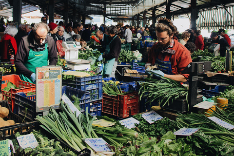 Taste Riga: tour guiado pelo mercado e degustação de produtos sazonaisTaste of Riga: Exploração do mercado e tour de degustação