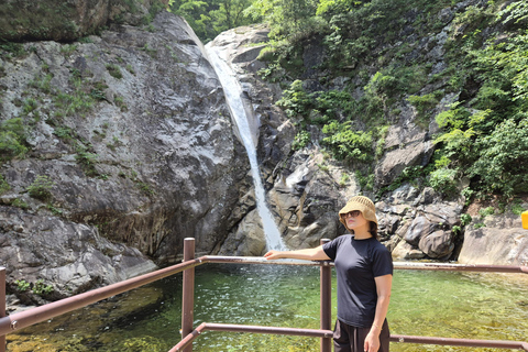 From Seoul: Seoraksan National Park & Sokcho Beach Day Trip