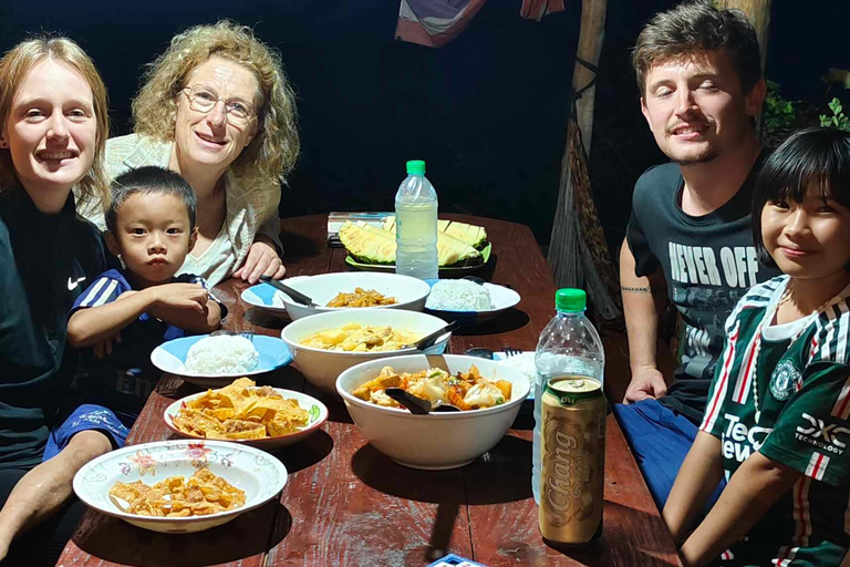 Chiang Mai: 2-dagars djungelvandring med elefantfarm och forsränning