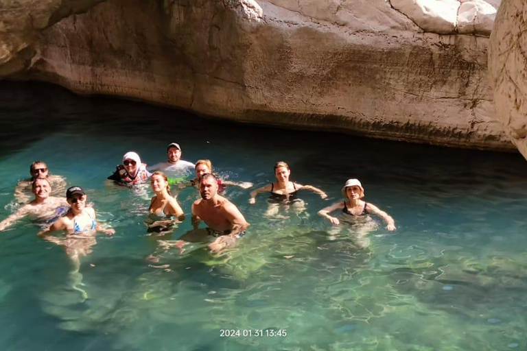 Mascate: excursão ao Oásis de Wadi Bani Khalid e ao deserto de Omã