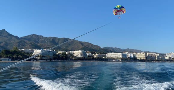 Marbella aus der Vogelperspektive: Parasailing
