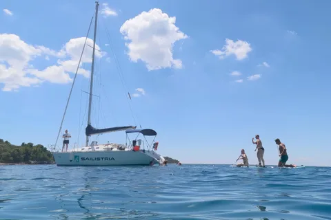 Pola: esperienza di mezza giornata in barca a vela con bevande, GoPro e SUP